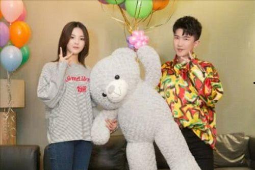 娱乐吃瓜背景图,揭秘明星幕后吃瓜大揭秘